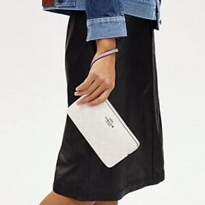 NEW Coach Large Corner Zip Wristlet In Signature
Canvas